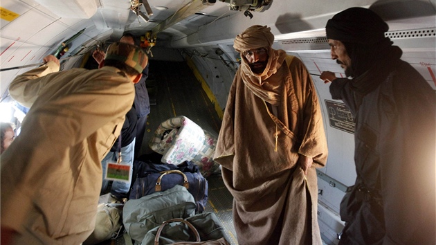 Syn Muammara Kaddáfího Sajf Islám piletl do Ziltánu a na letadlo zaútoil