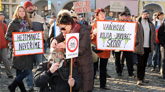 Na litom��ickém nám�stí protestovalo zhruba tisíc lidí proti pálení kal� z