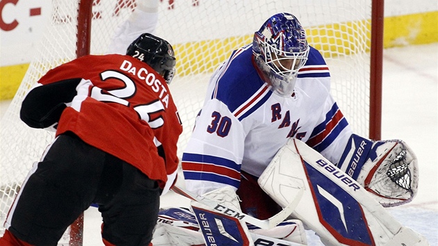 Gólman newyorských Rangers Henrik Lundqvist odolává stele Stephana Da Costy z