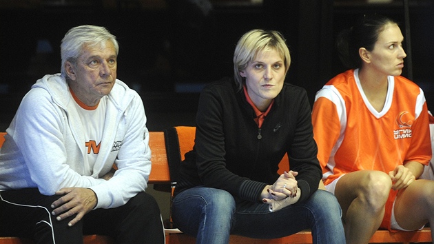 Zranná basketbalistka Hana Horáková (uprosted) na lavice Jekatrinburgu
