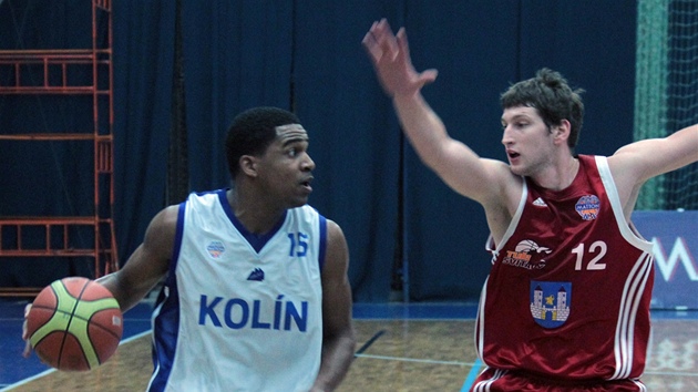 Chad Barnes (vlevo) z Kolína proti Tomá�i Teplému ze Svitav.