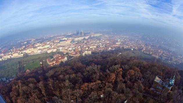 V pondlí 14. listopadu se Praha probudila do mlného rána. Smogová pikrývka