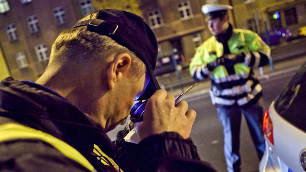 Policista zastavuje na pražské magistrále auto během bezpečnostní akce.