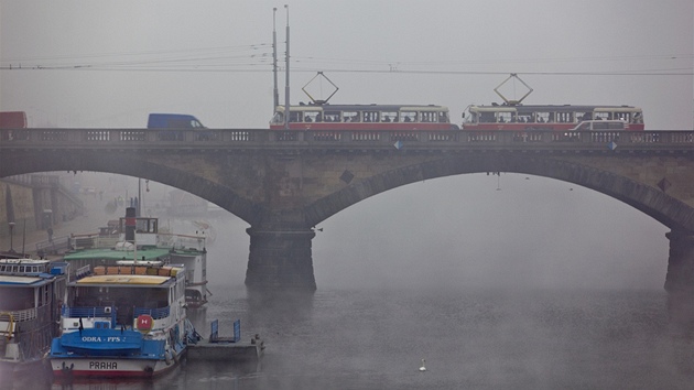 V Praze nebylo pes mlhu skoro vidt tramvaje na Palackého most.