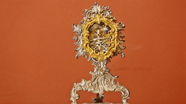d kiovnk s ervenou hvzdou pedstavil nov objevenou relikvii svat Aneky esk. Jde o zlomek veten kosti prav ruky. Relikvi pochz nejsp z roku 1760.