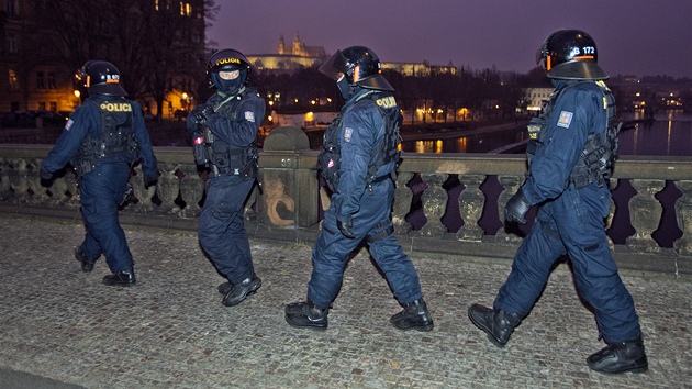 Pznivci Dlnick strany sociln spravedlnosti thli 17. listopadu Prahou.