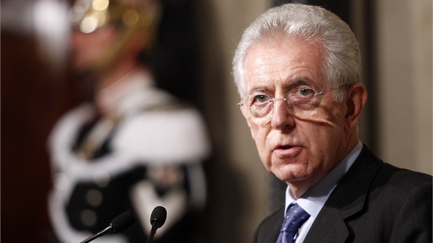 Výrazného Silvia Belrusconiho má nahradit více úednický Mario Monti. Na snímku