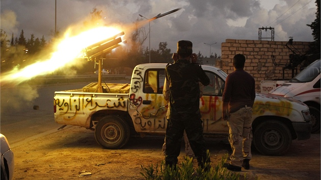 Boje mezi lokálními kmeny musela eit teprve se formující libyjská armáda (12.