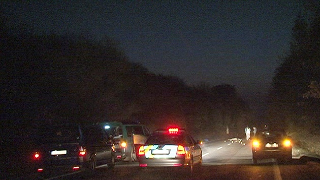 V valech na silnici z Prahy do Kolna zemel nad rnem chodec. (12. listopadu 2011)