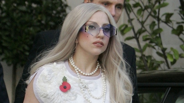 Lady Gaga na procházce Londýnem (13. listopadu 2011)