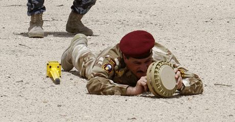 Irácký voják likviduje minu. Ilustraní foto