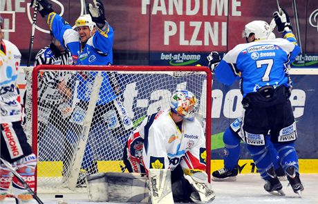 DALÍ ÚSPCH. Plzeský vdce Martin Straka (vlevo v modrém) se raduje z branky