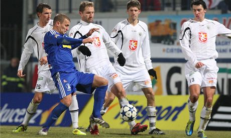 VYSTELÍ? Olomoucký útoník Adam Varadi se dere k zakonení pes pesilu