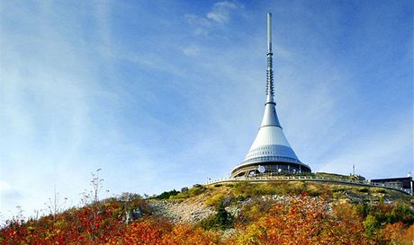 Dominanta Liberce, vysíla na Jetdu, nabízí nádherné výhledy do okolí a sama vytváí pi západech slunce okouzlující kulisu.