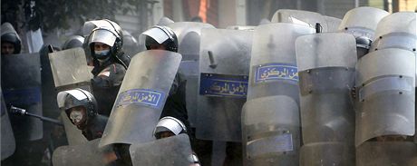 Egyptt policist pi demonstracch v Khie. (23. listopadu 2011)