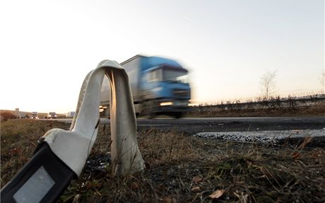 Po ohoelé dodávce na míst zstalo sklo, ohoelý trávník a zkroucený plastový