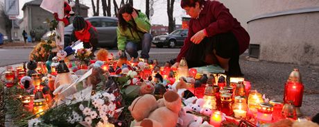 Na místo nehody v Hradci Králové nosí lidé svíky a plyáky.