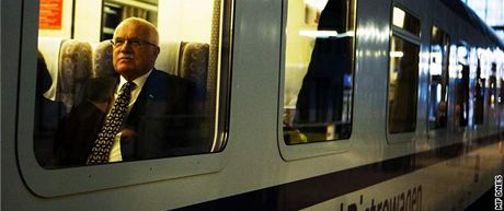 Prezident Václav Klaus pi cest vlakem do Polska. Ilustraní snímek