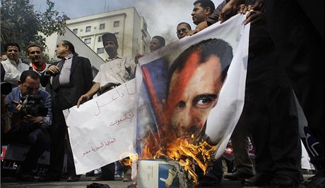 Protestující pálí portrét syrského vládce Baára Asada