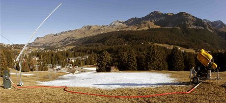 Extrémní sucho a teplo odloilo ve výcarských Alpách zaátek lyaské sezóny