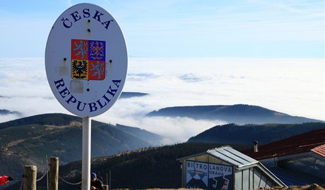 Státní hranice na vrcholu Snky a horní hranice lanovky pod vrcholem