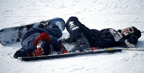 Sráka snowboardisty a lyae na sjezdovce - ilustraní foto