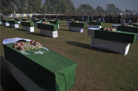 Pákistánské vlajky pekrývají rakve voják zabitých bhem útoku NATO (27.