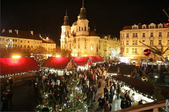 Na Staromstskm nmst v Praze zaaly vnon trhy. (28. listopadu 2009)