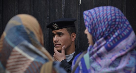 Hladce oholen, patn naladn. Egypttí policisté touí po plnovousu. Ilustraní foto