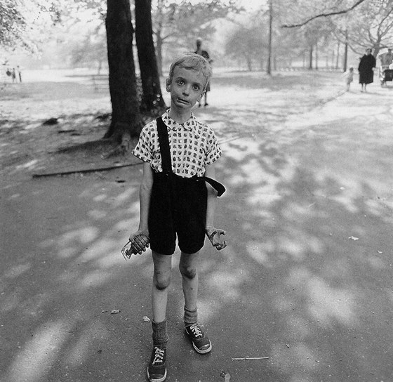 Diane Arbusová: Child with a toy hand grenade in Central Park, N.Y.C. 1962