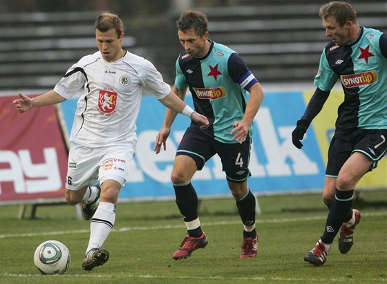 Loni v listopadu uhráli slávisté v Hradci Králové remízu 1:1; na snímku z tohoto utkání zleva domácí Podbradský a slávisté Hubáek s Vlkem.