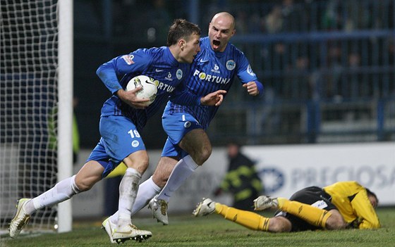 VYROVNÁNO! Liberetí fotbalisté Michael Rabuic (vlevo) a Jan Nezmar se radují