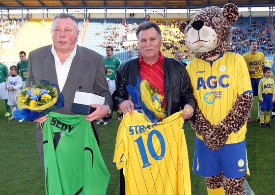 CEREMONIÁL. Ped utkáním s Bohemians ocenil teplický klub své dv legendy -