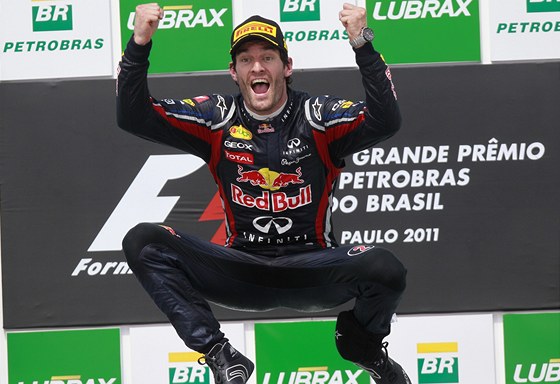 JÁ VYHRÁL! Mark Webber kepí na pódiu po triumfu ve Velké cen Brazílie.