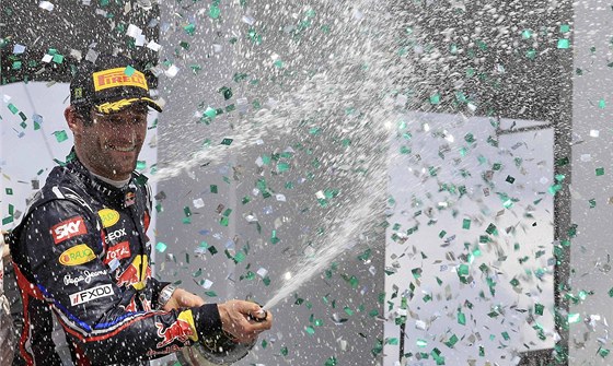 POZOR, STÍKÁ VÍTZ. Mark Webber z Red Bullu kropí po vítzství v Brazílii