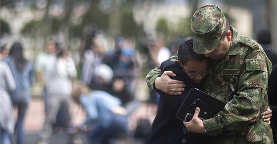 Voják objímá tináctiletého Johana Martineze, jeho otec policista Jose Libio