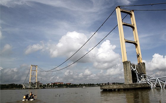 Pohled na zícený indonéský most Mahakam II. (27. listopadu 2011)