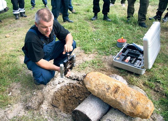 Na vyroubování zapalovae pyrotechnici pouívají raketový klí