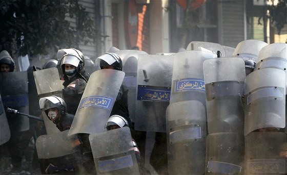 Egyptt policist pi demonstracch v Khie. (23. listopadu 2011)