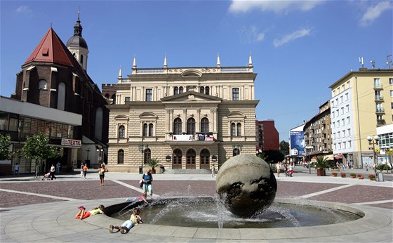 Jen desítky metr od Horního námstí (na snímku) v Opav se na podzim oteve obí obchodní centrum.