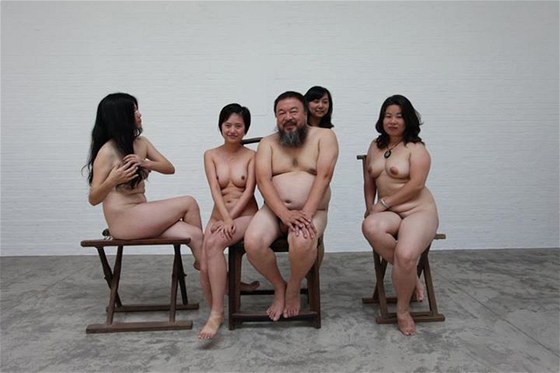 ínský kontroverzní výtvarník Aj Wej-wej elí kritice za zveejnní erotických...