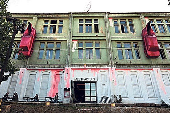 Bývalá drání budova na Smíchov, kde v souasnosti sídlí MeetFactory.
