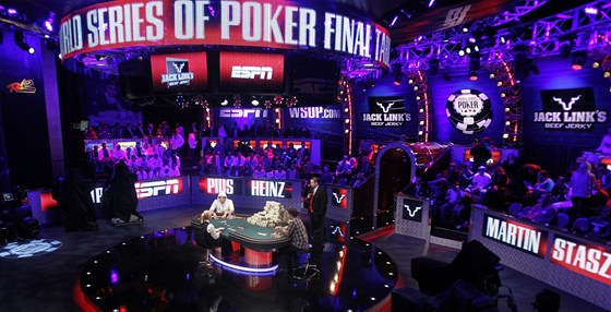 POKEROVÁ ARÉNA. Finálový stůl pro Světovou sérii, ponořený do fialového přítmí,