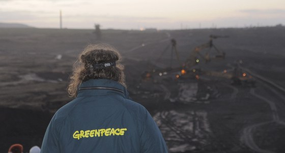 Aktivisté hnutí Greenpeace obsazují skrývkové rypadlo v hndouhelném dole u