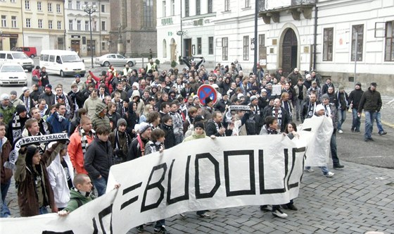 Prvod fanouk FC Hradec Králové odchází z Velkého námstí k magistrátu (20.