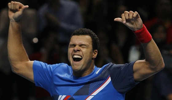 VÍTZNÉ GESTO. Takhle slaví své výhry Jo-Wilfried Tsonga. Uvidí jeho gesto