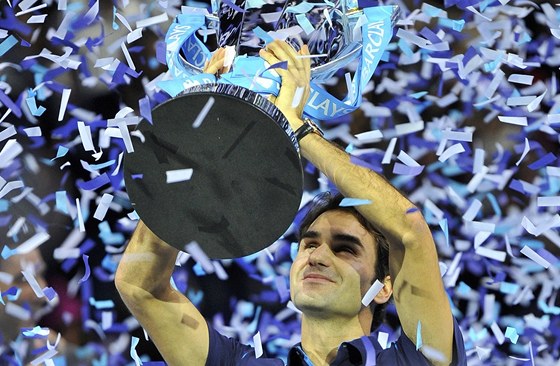 CENNÁ TROFEJ.  Roger Federer získal estý titul na Turnaji mistr v Londýn.