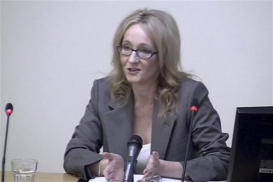J.K. Rowlingová vypovídá ped vyetovací komisí soudce Briana Levesona.