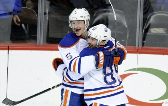 GÓLOVÁ RADOST. Obránce Ladislav míd (vlevo) se v dresu Edmontonu trefil v NHL