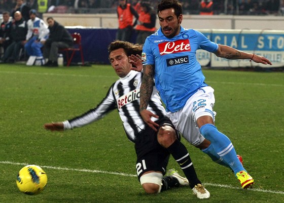 SOUBOJ. Ezequiel Lavezzi z Neapole v souboji Andreou Pirlem z Juventusu.   